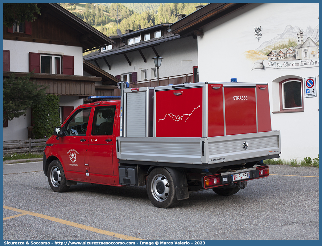 VF FW3FX
Vigili del Fuoco Volontari Moso-Sesto
Freiwillige Feuerwehr Moos-Sexten
Volkswagen Transporter T6.1
Parole chiave: VFV;V.F.V.;Vigili;Fuoco;Volontari;Freiwillige;Feuerwehr;Sesto;Sexten;Volkswagen;Transporter;T6.1